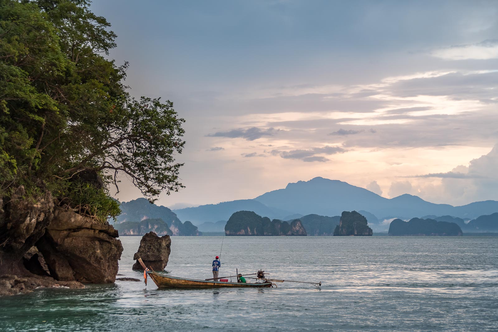 Visserbootje in de baai van Phang Nga